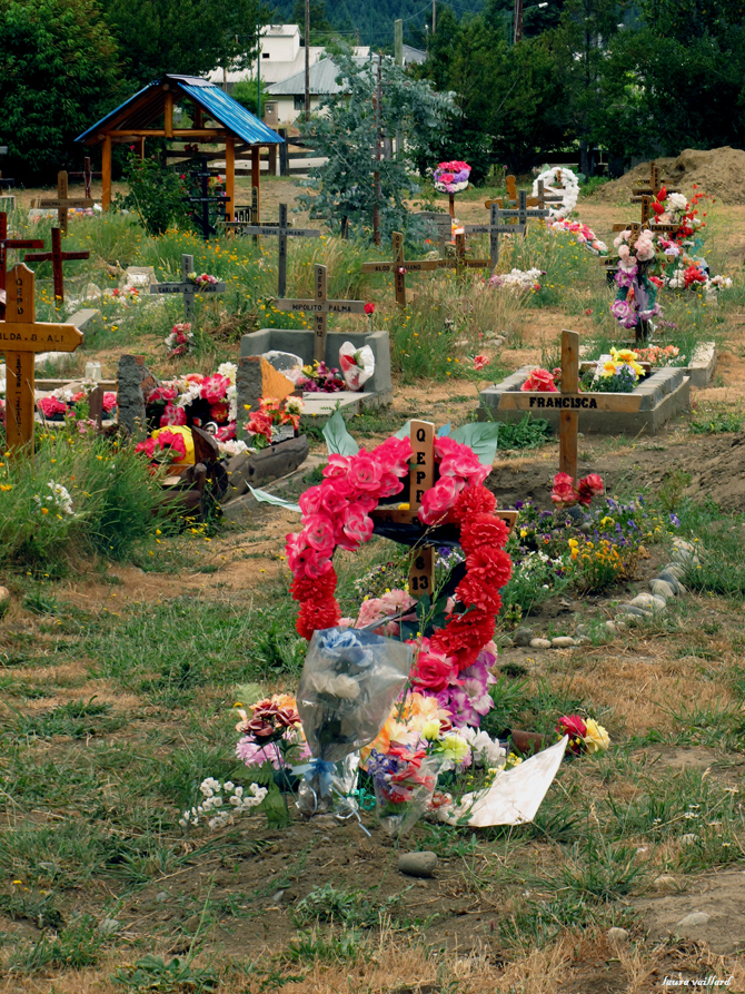 Cementerio de Lago Puelo donde me llamó la atención lo coloridas que son las tumbas.